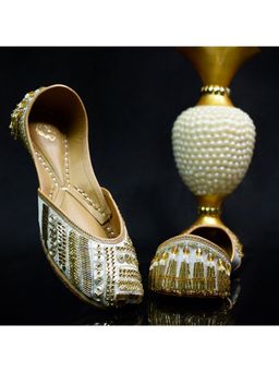 YASSIO - Women Vadha Embroidered Golden Juttis