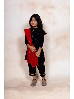Ahalyaa Kids - Girls Black Crepe Kurta Pants with Dupatta (Set of 3)