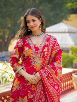 Vaamsi - Women Red Viscose Floral Straight Kurta With Pant & Dupatta