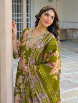 Vaamsi - Women Green Viscose Floral Embroidered Straight Kurta With Pant & Dupatta