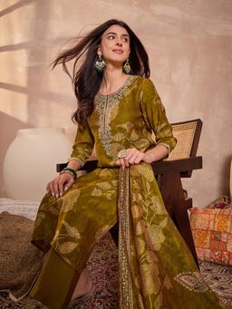 Vaamsi - Women Green Silk Blend Floral Embellished Straight Kurta Pant With Dupatta