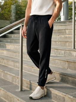 The Indian Garage Co - Men Relaxed Fit Solid Cross Pocket Mid-Rise Joggers-Black