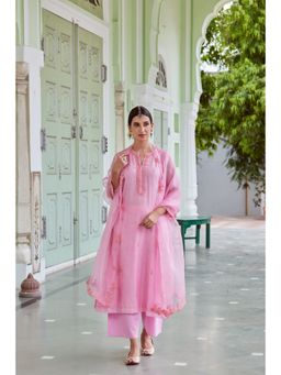 CHARU MAKKAR - Hazel Light Pink Three Fourth Sleeves Mul Kurta With Pant And Dupatta