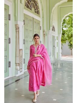 CHARU MAKKAR - Acacia Fuchsia Three Fourth Sleeves Chanderi Kurta With Pant