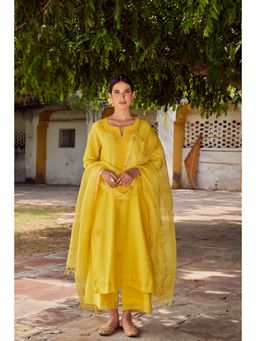 CHARU MAKKAR - Calla Mustard Yellow Full Sleeves Chanderi Silk Kurta With Pant And Dupatta