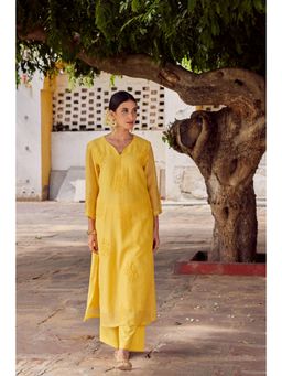 CHARU MAKKAR - Clover Mustard Three Fourth Sleeves Chanderi Kurta With Pant