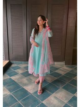 CHARU MAKKAR - Lily Blue Three Fourth Sleeves Chanderi Kurta With Pant And Dupatta