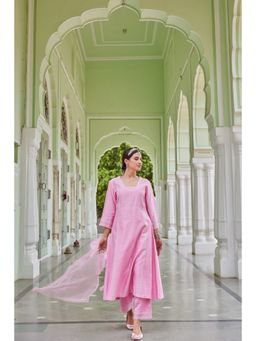 CHARU MAKKAR - Willow Light Pink Three Fourth Sleeves Chanderi Silk Kurta With Pant And Dupatta