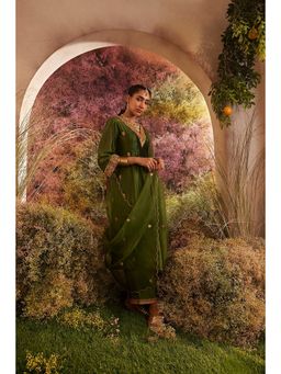 CHARU MAKKAR - Sumayyah Green Three Fourth Sleeves Silk Kurta With Pant And Dupatta