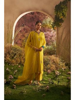 CHARU MAKKAR - Zenia Mu Stars Mustard Three Fourth Sleeves Chanderi Kurta With Pant And Dupatta