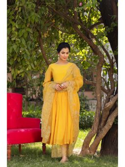 CHARU MAKKAR - Gunika Mustard Three Fourth Sleeves Silk Kurta With Pant And Dupatta