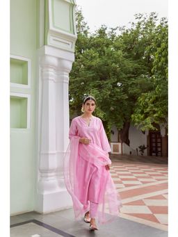 CHARU MAKKAR - Zinnia Light Pink Three Fourth Sleeves Chanderi Silk Kurta With Pant And Dupatta