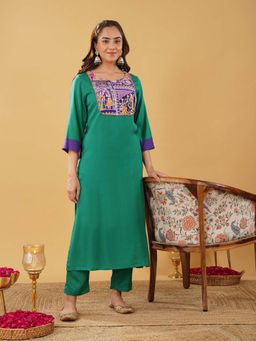 Zuri - Women Green Silk Blend Raja Rani Kurta with Pant