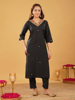 Zuri - Women Gorgeous Black Embroidered Kurta with Pant