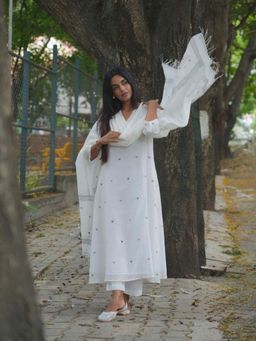 Sutra Art of Clothing - Handloom White Cotton Jamdani Kurta with Pant Slip & Dupatta