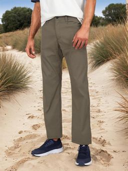 Wrangler - Men Green Mid Rise Straight Fit Trousers
