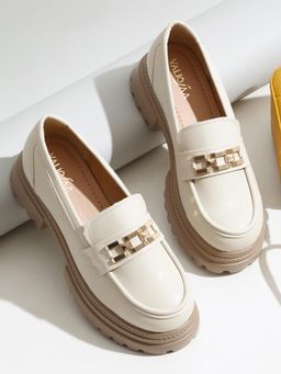VALIOSAA - Cream Casual Block Loafers