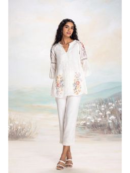 Kaveri - Vintage Rosa Wreath White Top