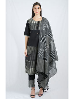 Banana Labs - Grade Flab Kurta with Pant and Dupatta (Set of 3)