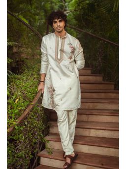 SHASAK - Men Green Cotton Thread Work Regular Fit Kurta
