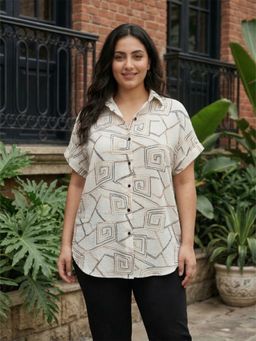 Qurvii - White Geometric Collar Neck Shirt