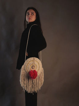 ITIHASIKALA - Women Dreamcatcher crochet sling bag - Off White