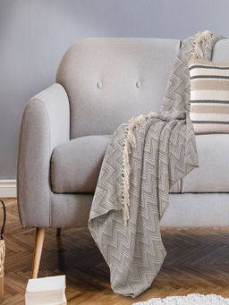 Sashaa World - Zig-Zag Patterned Grey and Ivory Woven Throw