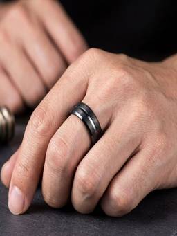 AQUASTREET - Mens Bold Edge Black and Anti-Tarnish Band Ring