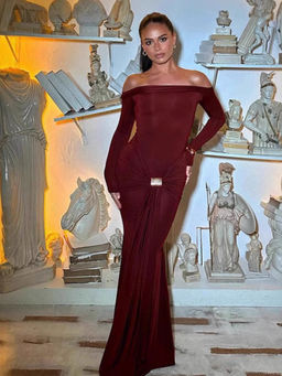 Outzidr - Red Solid Bodycon Fit Dress