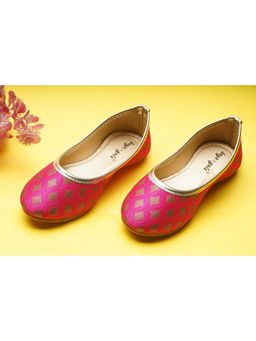 BOYZ N GALZ - Girls Pink Embellished Juttis