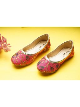 BOYZ N GALZ - Girls Pink Embellished Juttis