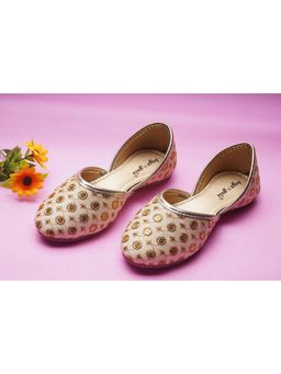 BOYZ N GALZ - Girls Cream Embellished Juttis