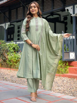 Mirraw - Green Embroidered Silk Blend Regular Kurta with Pant and Dupatta