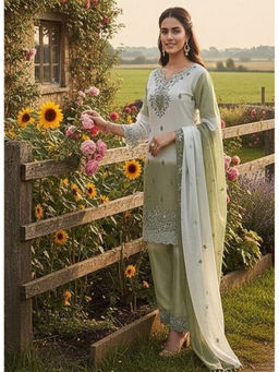 Mirraw - Green Embroidered Silk Blend Regular Kurta with Pant and Dupatta