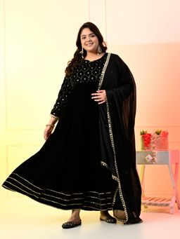 Desi Noor - Plus Size Black Embroidered Velvet Anarkali with Dupatta (Set of 2)