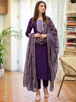 Gahan - Womens Viscose Rayon Straight Printed Kurta with Pant & Dupatta