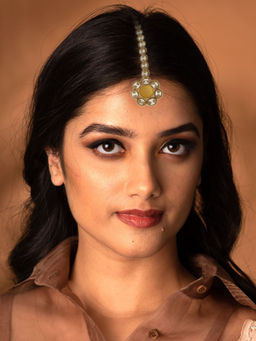 Suhani Pittie - Gold coin maang tikka with crystals