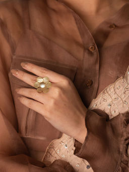 Suhani Pittie - Gold primrose coin ring with pearl center