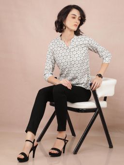 CRIMSOUNE CLUB - Women's White and Black Floral Print V-Neck Top