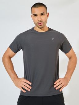 Styli Elevate - Men Grey Crew Neck Reflective Logo Longline T-Shirt