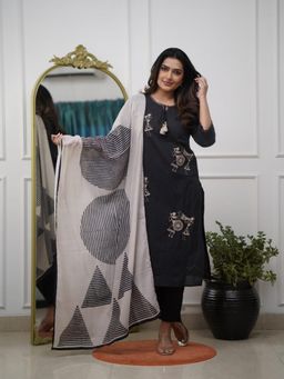 Gahan - Black Straight Kurta with Pant & Dupatta