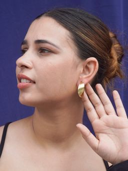 Niscka - Chic Gold-Plated Twisted Hoop Earrings