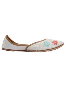 NR by Nidhi Rathi - White Embroidered Leather Juttis