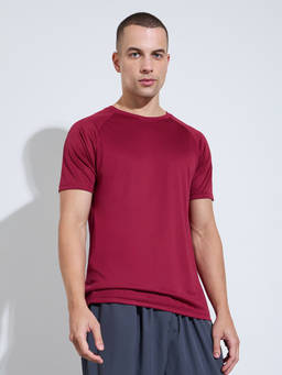 Styli - Men Red Solid Crew-Neck Short Sleeves Regular Fit T-Shirt