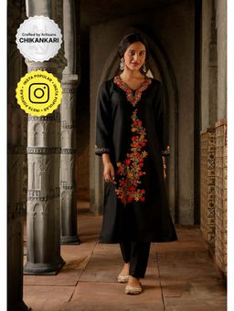 House of Chikankari - Kasmira Aari woollen Straight Kurta with Pant (Set of 2)