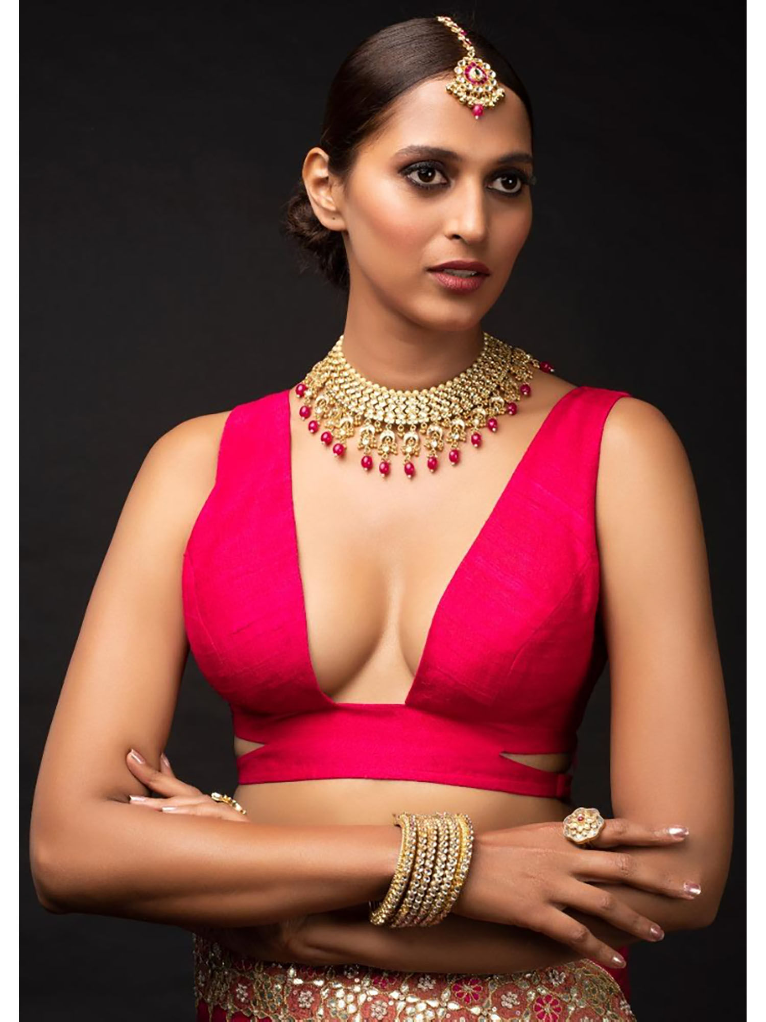 red sleeveless blouse in silk with leaf cut neckline