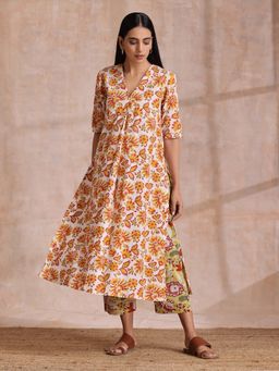 trueBrowns - Red Overall Floral On White Cotton Block Print Kurta Pant (Set of 2)