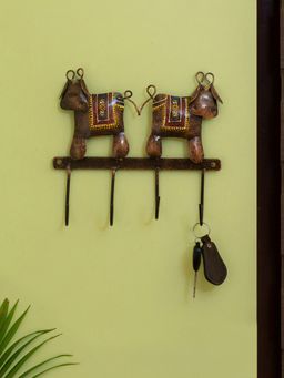 ExclusiveLane - 'Twin Cows' Hand-painted Iron Key Holder (4 Hooks)