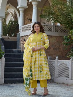 Yufta - Yellow Floral Mandarin Neck Kurta Pant With Dupatta