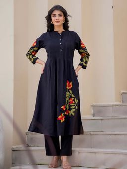 Label Madhuri Thakkar - Navy Blue Floral Mandarin Neck Kurta With Pant